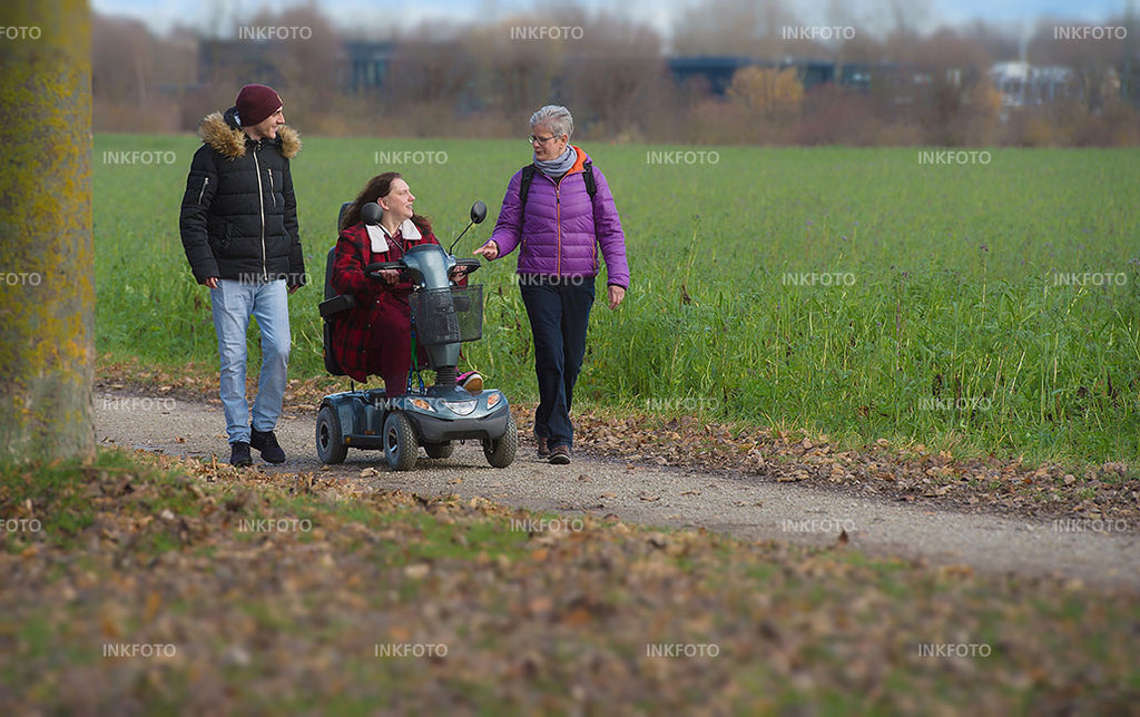 Familie beim Frühjahrsspaziergang