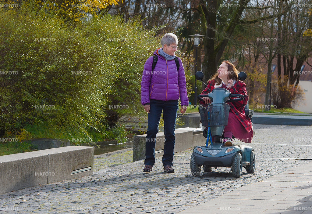 01 Freundinnen beim Spaziergang