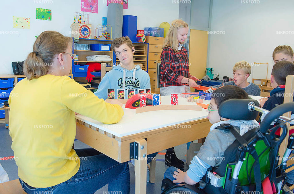 02 Beim UNO spielen in der Schule