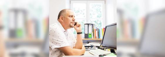 Mann mit Behinderung im Homeoffice