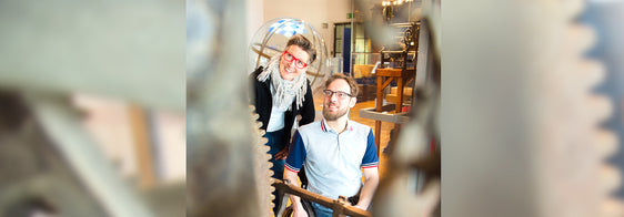 Junge Frau im Rollstuhl spielt Klavier