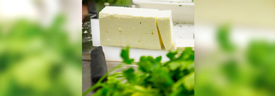 Stillleben mit Schafskäse und Kräutern