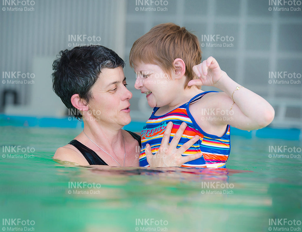 2 Frauen im Schwimmbad.