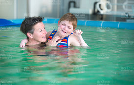 2 Frauen im Schwimmbad.