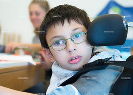 Portrait eines Schulkindes im Rollstuhl.