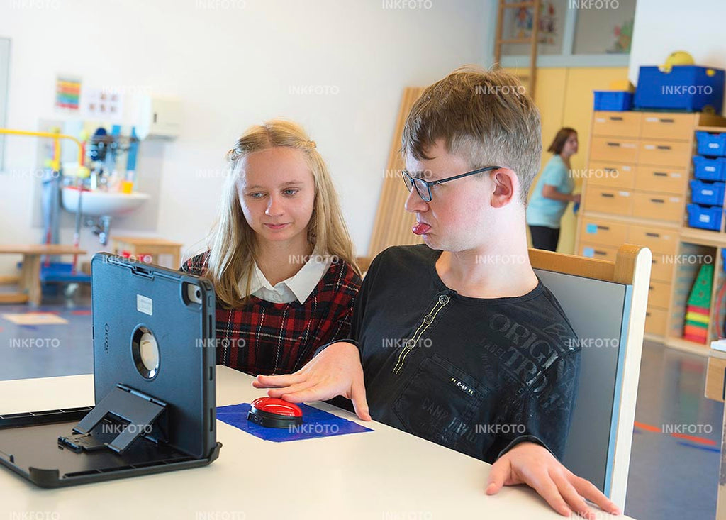 2 Jugendliche in der Schule arbeiten an einem Computer.