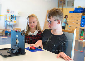 2 Jugendliche in der Schule arbeiten an einem Computer.