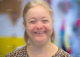 Portrait einer fröhlich lächelnden blonden Frau.