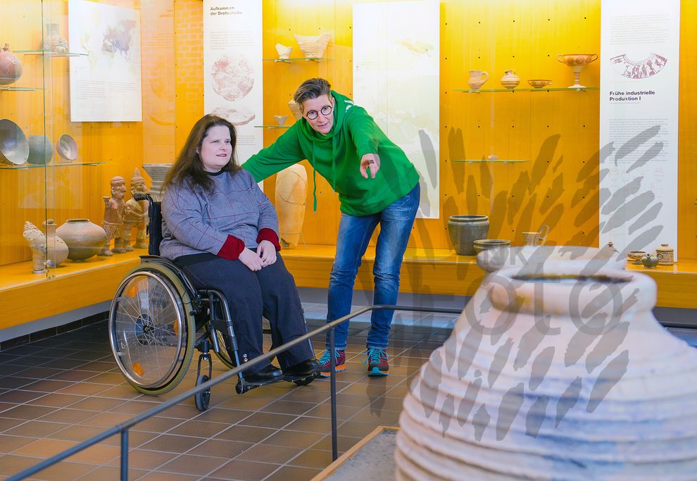 Zwei Frauen mit und ohne Behinderung im Museum
