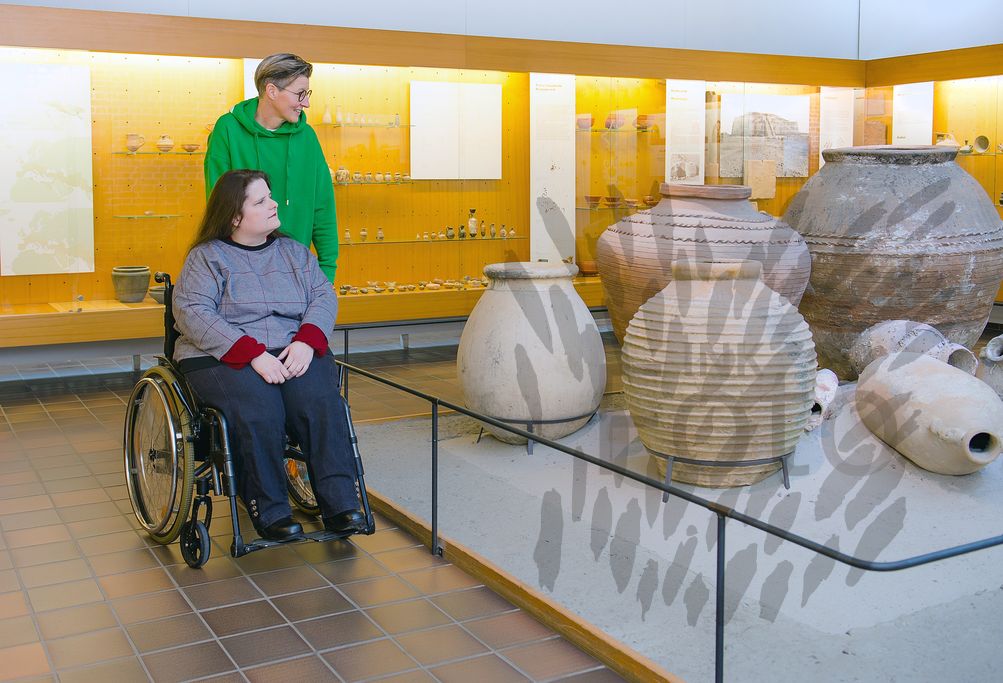 Zwei Frauen mit und ohne Behinderung im Museum