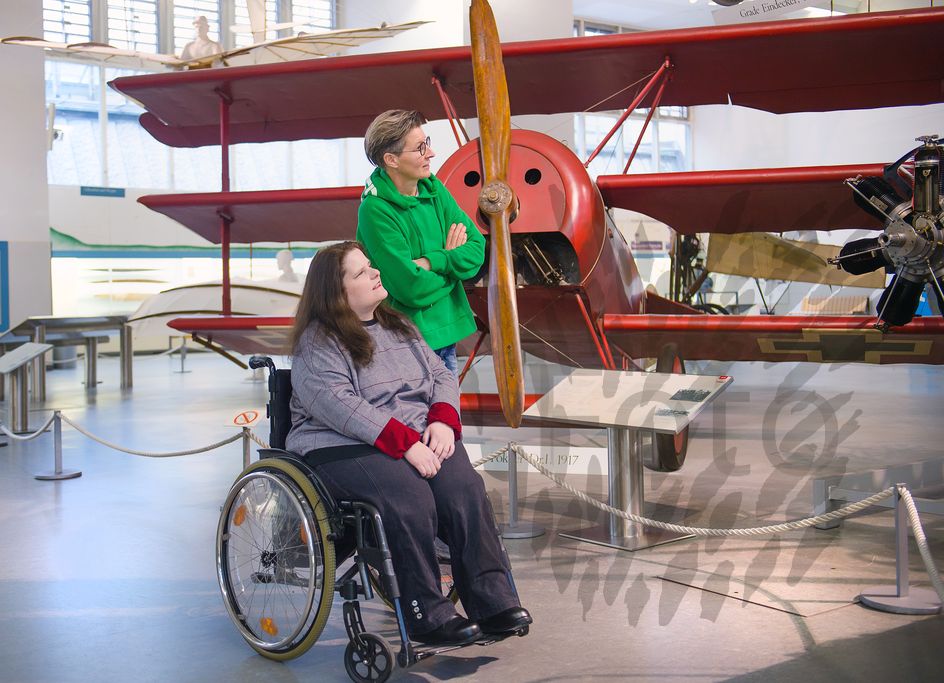 Zwei Frauen mit und ohne Behinderung im Flugzeug Museum