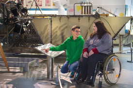 Zwei Frauen mit und ohne Behinderung im Flugzeug Museum