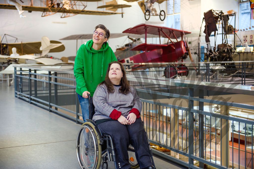 Zwei Frauen mit und ohne Behinderung im Flugzeug Museum