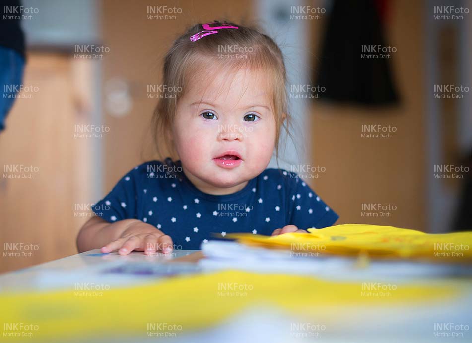 Portrait kleines Mädchen am Tisch
