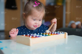 Kleines Mädchen spielt  auf einem  Xylophon