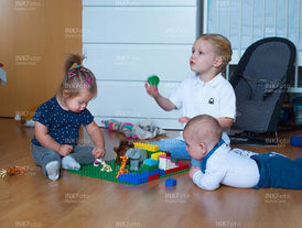 Gruppe Kleinkinder mit und ohne Behinderung spielen Lego