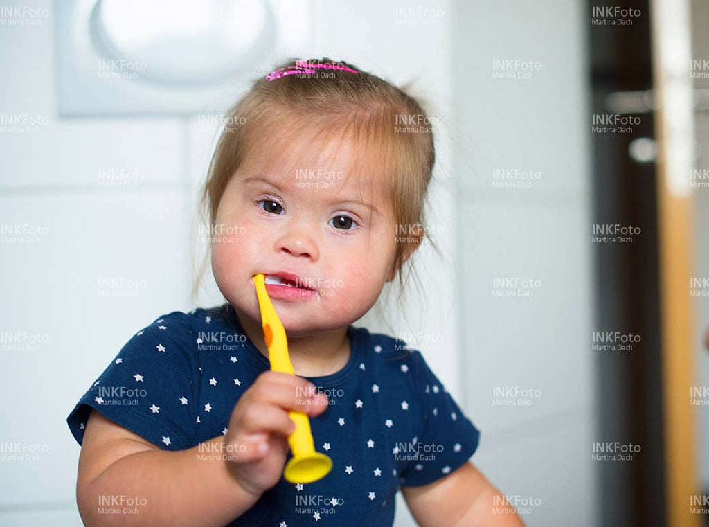 Kleines Mädchen mit Zahnbürste im Mund