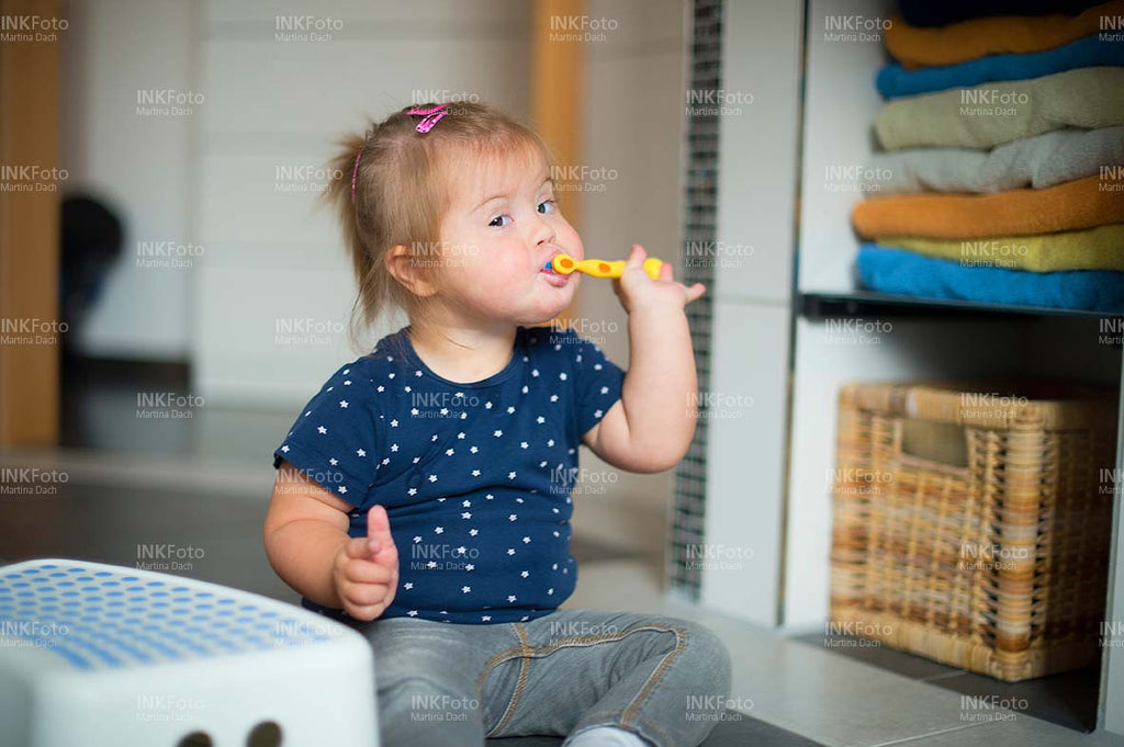 Kleines Mädchen mit Zahnbürst
