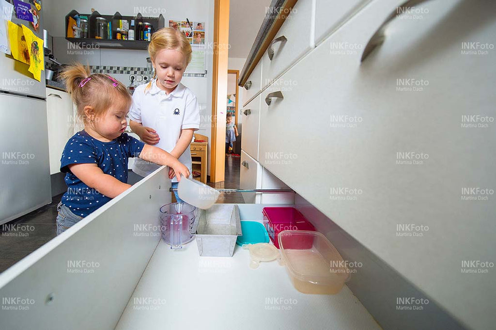 Zwei Kinder mit und ohne Behinderung in der Küche