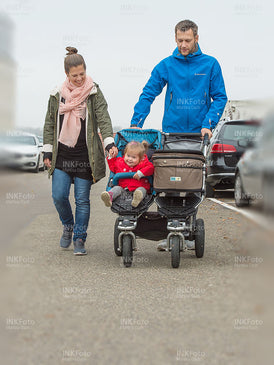 Junge Familie mit zwei Kindern mit und ohne Behinderung