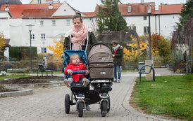 Mutter mit Kindern mit und ohne Behinderung beim Spaziergang