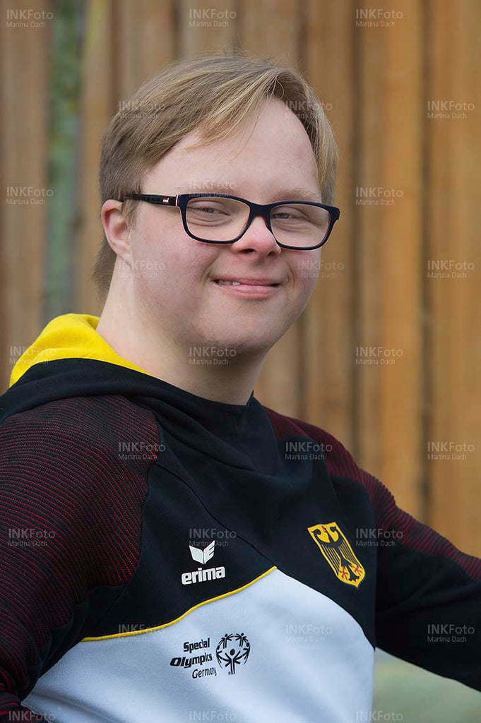Portrait eines jungen Mannes mit Behinderung