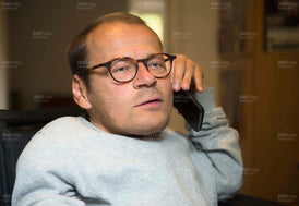 Mann mit Brille am Telefon im Homeoffice