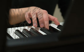 Nahaufnahme einer Hand während des Klavierspiels