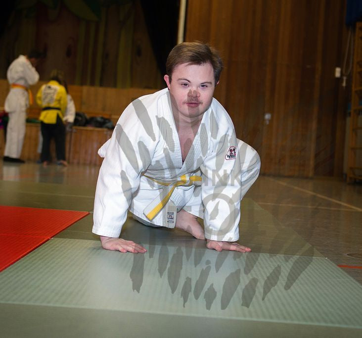 Junger Mann mit Behinderung beim Judo Training