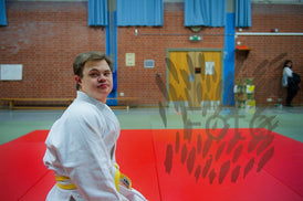 Junger Mann mit Behinderung beim Judo Training