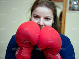 Junge Frau mit roten Boxhandschuhen