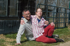 Vater und Tochter sitzen im Gras