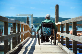 Mann im Rollstuhl am See