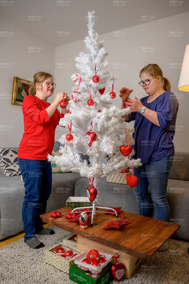 2 junge Mädchen schmücken einen Weihnachtsbaum