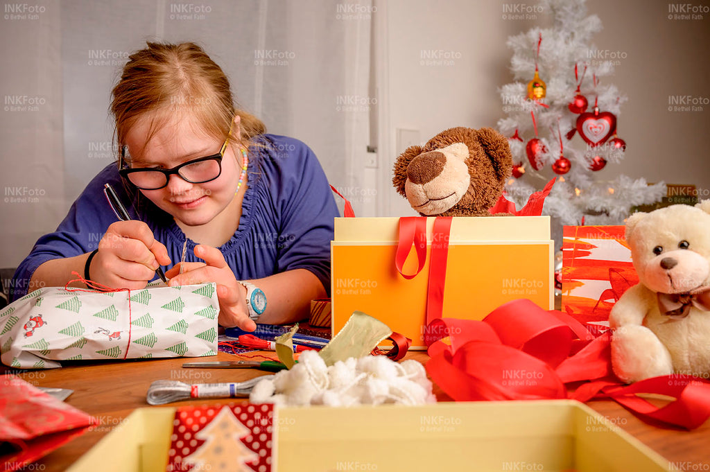 Junges Mädchen packt Geschenke ein