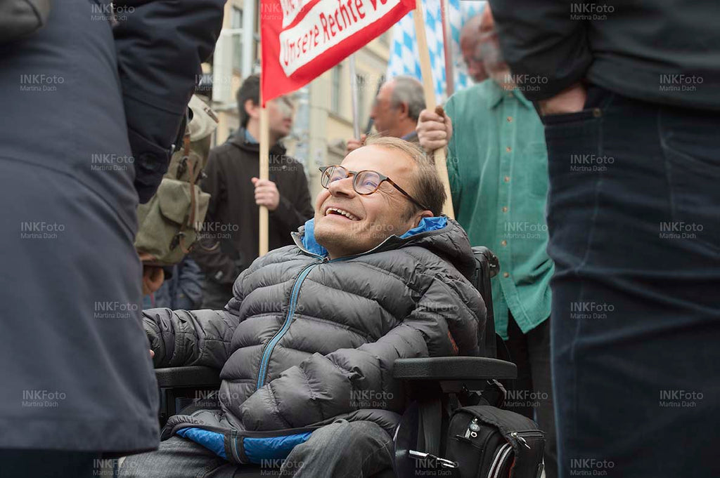 Mann im Rollstuhl bei einer Demonstration 