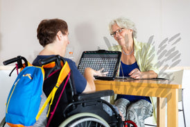 2 Frauen, eine Frau im Rollstuhl, im Beratungsgespräch