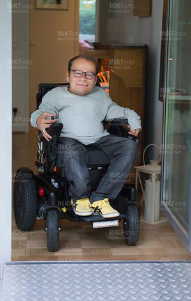 Mann im Rollstuhl in der Wohnung